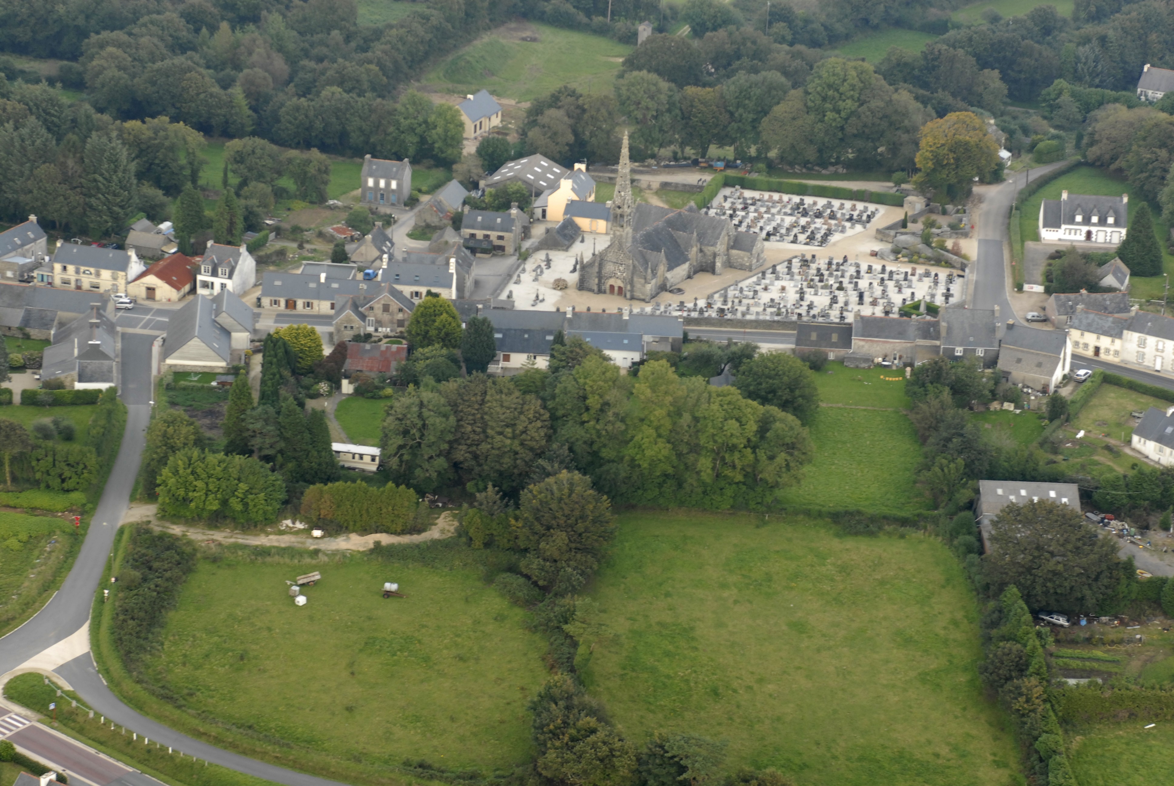 Vue aérienne rapprochée du bourg depuis le sud