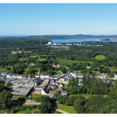 Le bourg et le lac