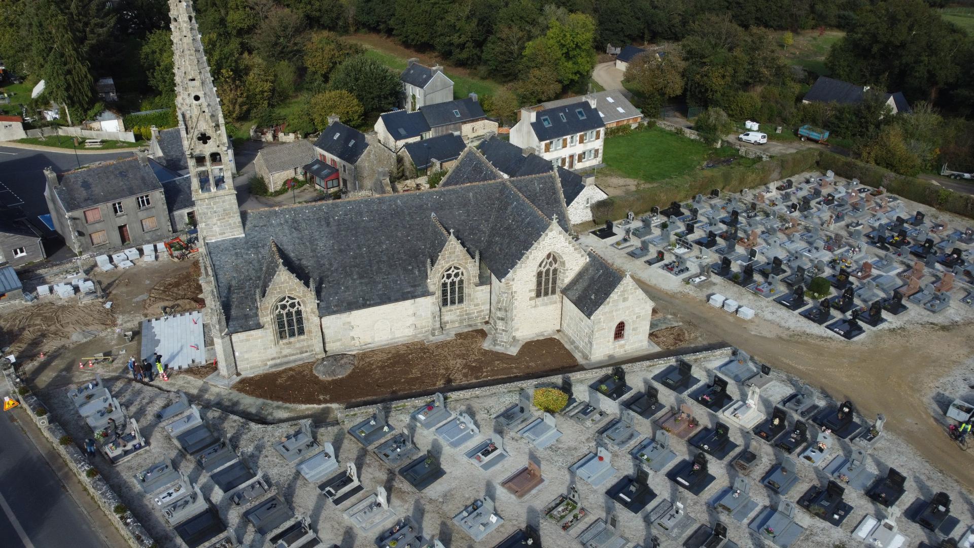 Les bénévoles au travail dans le cimetière
