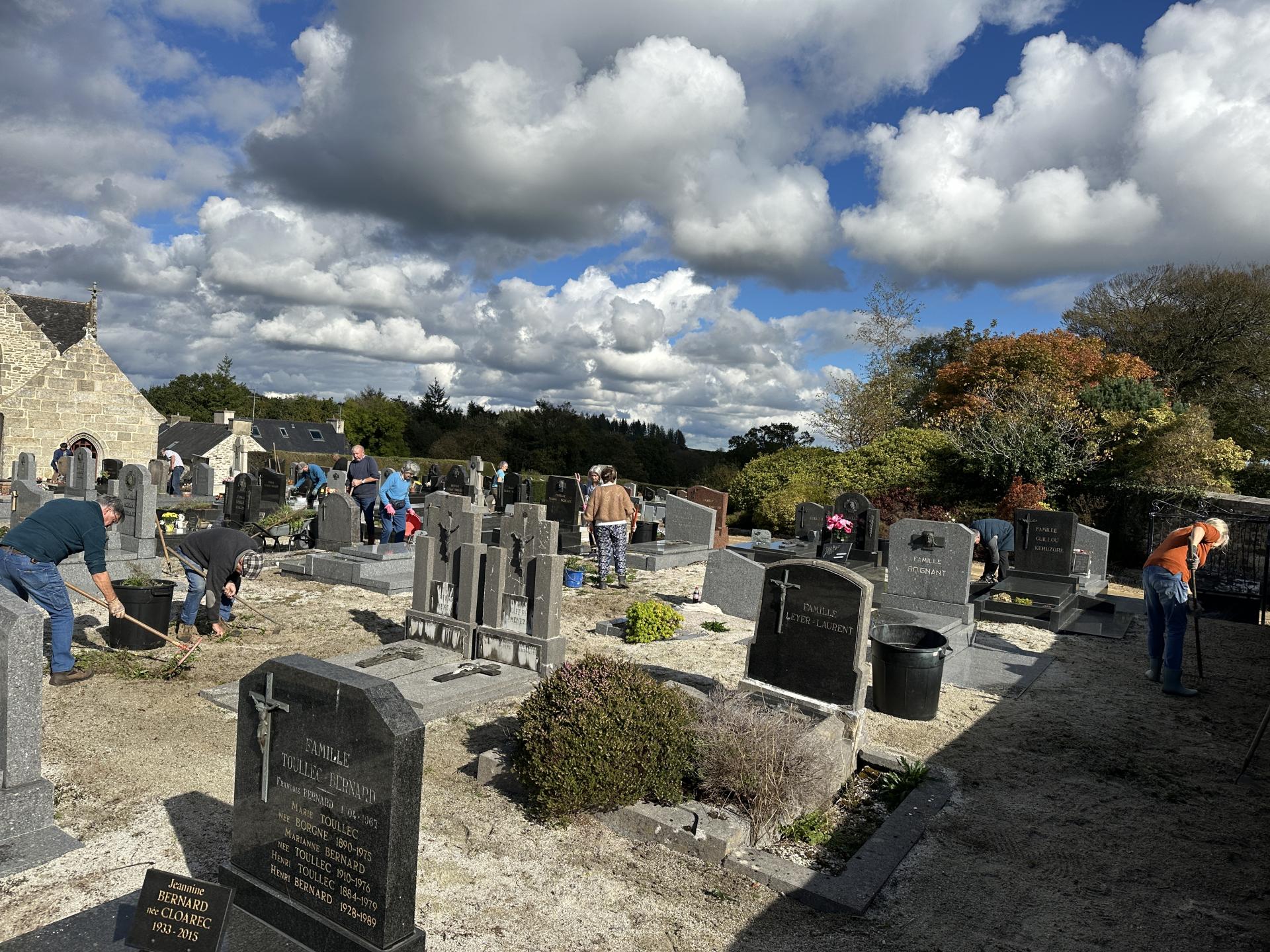 Les bénévoles réunis au cimetière de Brennilis